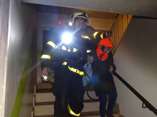 Hasiči zachraňovali při požáru šestipatrové ostravské ubytovny desítky jejich obyvatel 