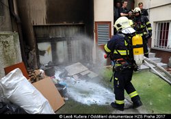 Požár odpadu poškodil i okno restaurace na pražském Žižkově, hasiči zachránili jednu osobu