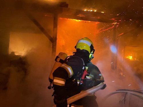 Požár přístřešku u rodinného domu způsobila zřejmě baterie elektrokola
