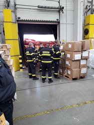 Dnes budou hasiči přepravovat respirátory, které jsou určené pro pedagogické pracovníky