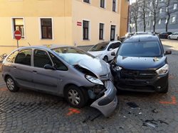 V Jihlavě se v pondělí ráno střetla dvě osobní vozidla