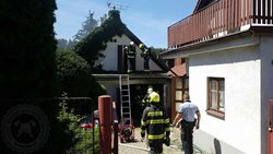 Při požáru garáže se muž nadýchal jedovatých zplodin hoření