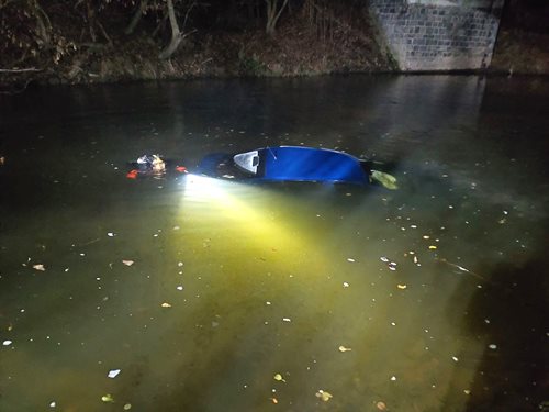 Auto skončilo v řece po ranní nehodě. Hasiči zasahovali za tmy i s potápěči