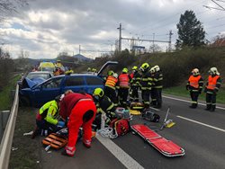 Dopravní nehoda tří osobních aut u Prackovic nad Labem