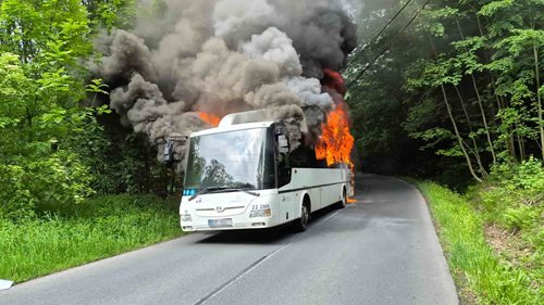Plameny pohltily autobus během několika minut. Hasiči ochlazovali plynové lahve