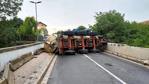 Převrácená cisterna zablokovala most. Hasiči zabránili úniku znečištění do rybníka