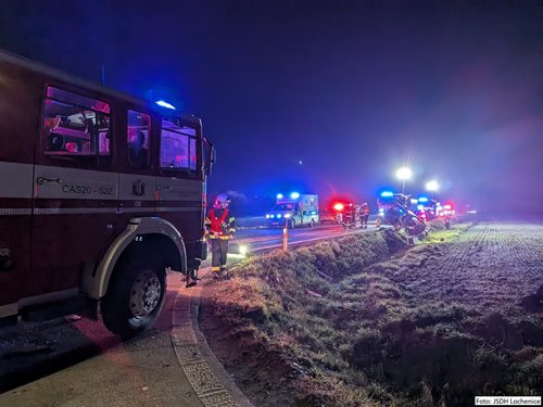 Čelní střet dvou aut zablokoval večerní provoz a zranil tři lidi