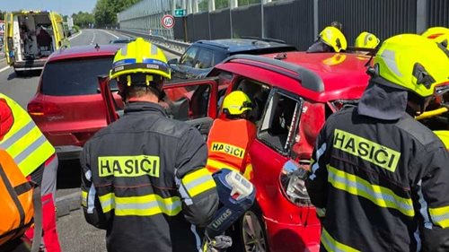 Na hlavním tahu se srazila čtyři vozidla. Hasiči vyprošťovali zaklíněné osoby