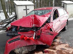 U Tasova havarovala řidička s osobním vozidlem, při nehodě se zranila