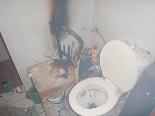 Při hašení požáru zraněna jedna osoba. Do nemocnice ji transportoval vrtulník
