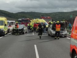 Dopravní nehoda osmi vozidel na dálnici D8