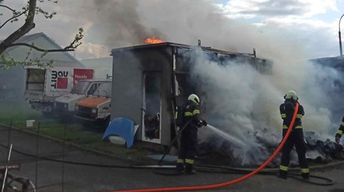 Požár zcela zničil stavební buňku