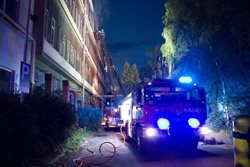 Požár v areálu bývalé Tesly v Hradci Králové zaměstnal pět jednotek hasičů. AKTUALIZACE