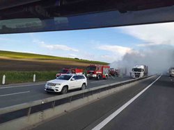 Jednotky likvidovaly požár na dálnici