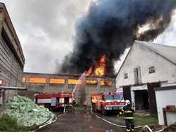 Požár zachvátil halu plnou sena v Bartošovicích v Orlických horách