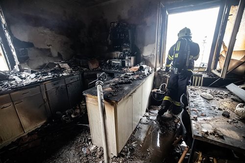 Dva lidé se nadýchali kouře při požáru kuchyně v rodinném domě