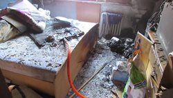 V Hradci Králové hořel byt od elektroinstalace  Při požáru byl lehce zraněn jeden ze zasahujících hasičů
