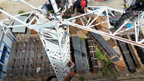 Hasiči trénovali záchranu jeřábníka z výšky 38 metrů. Cvičení zkomplikovaly zamčené dveře
