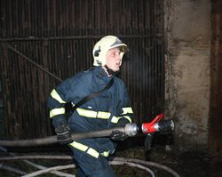 K požáru stodoly vyjelo pět hasičských jednotek. 