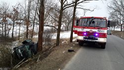 Ranní nehoda auta v Týně nad Vltavou , které skončilo na boku v příkopu opřené o strom, zůstala zraněná osoba, kterou hasiči museli vyprostit 