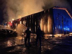 U požáru skladovací haly v Dolním Lánově zasahovalo 8 jednotek