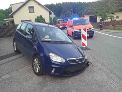 V Újezdě u Chocně se propadla silnice, hasiči vyprostili automobil pomocí jeřábu