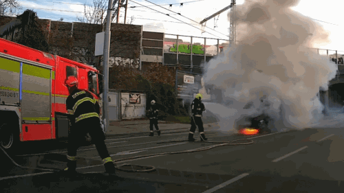 Hořící auto se rozjelo do křižovatky: Policista zasáhl vyrážecím kladivem