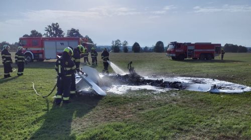 Hořící malé letadlo dopadlo na letiště