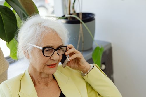 Podvodníci drželi ženu tři dny na telefonu. Přišla o více než čtyři miliony korun