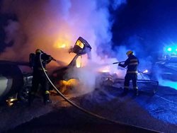 Noční požár vozidel v Brně
