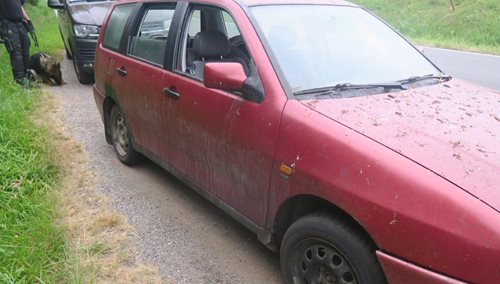 Opilý, bez řidičáku a celostátně hledaný. Po nehodě se před policisty schoval v křoví
