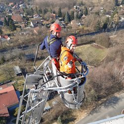 Výcvik kolínských lezců na 85 metrů vysokém komínu