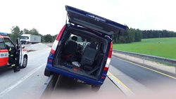 U kuriózní dopravní nehody zasahovaly na dálnici tři jednotky hasičů