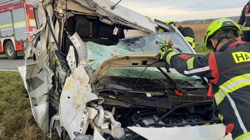 Auto narazilo do stromu a skončilo mimo silnici. Zraněnou osobu ošetřovali záchranáři