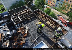 K požáru střechy obytného domu v pražských Modřanech bylo včera v podvečer vysláno pět jednotek hasičů