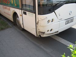 Nehoda autobusu s osobním automobilem se obešla bez vážných zranění.