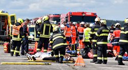 Cvičení IZS mělo za téma pád letadla mezi diváky leteckého dne