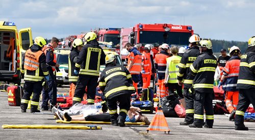 Cvičení IZS mělo za téma pád letadla mezi diváky leteckého dne