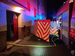 Hasiči vynesli z hořícího bytu v Karviné osobu bez známek života