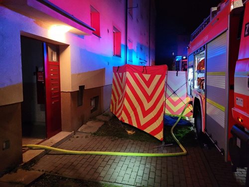 Hasiči vynesli z hořícího bytu v Karviné osobu bez známek života
