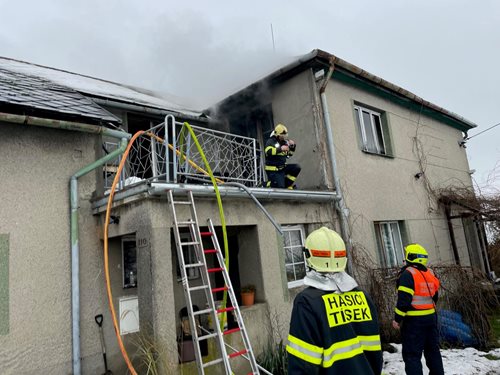 Při požáru v Lubojatech se zranily dvě ženy, na místě přistával vrtulník