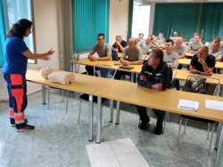 Zdravotničtí záchranáři provádí školení profesionálních hasičů