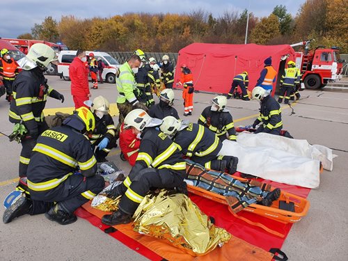 Na letišti v Pardubicích spadl vrtulník s devíti pasažéry, naštěstí cvičně