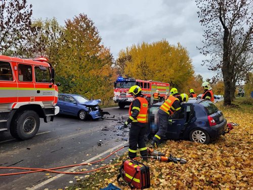 Hasiči vyprošťovali z vraku dva těžce zraněné. Na pomoc přiletěl i vrtulník