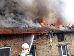 U požáru rodinného domu v Chvalnově zasahovalo sedm jednotek hasičů. 