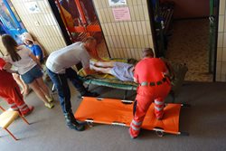 Třicítka evakuovaných osob našla útočiště v Základní škole