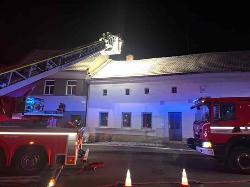 Rychlý zásah hasičů zabránil šíření požáru dvou objektů