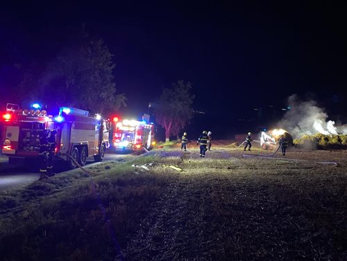 Plameny ve Rtyni: Požár balíků slámy, hasiči zasahovali
