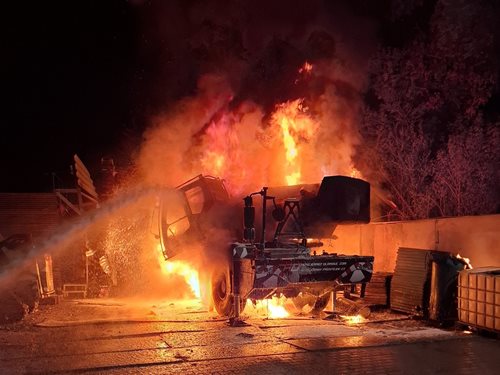 Automobilový jeřáb zachvátily plameny, zasahovaly čtyři jednotky hasičů