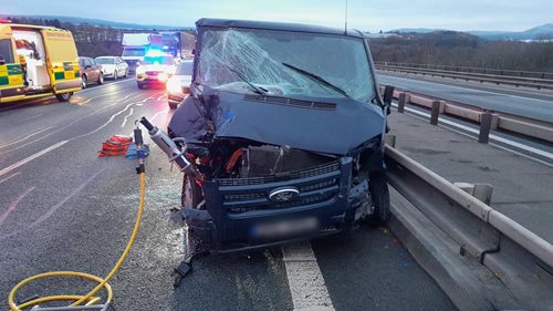 Závažná nehoda dvou vozidel zcela ochromila provoz na dálnici